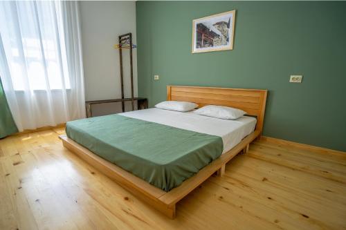 梅斯蒂亚svaneti apartment's的一间卧室配有一张木架大床