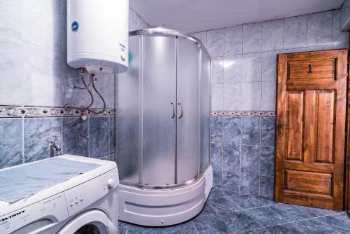 KratovoEtno House Shancheva的带淋浴和洗衣机的浴室