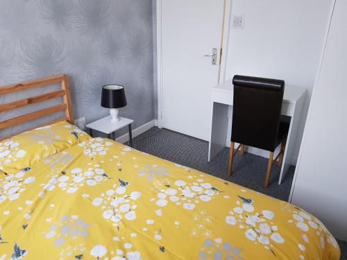 考文垂Wonderland Guest House的一间卧室配有黄色的床,床上有鲜花