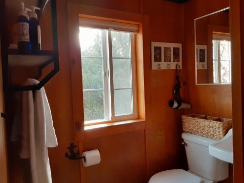 林肯市Anchor Inn Resort的一间带卫生间和窗户的浴室
