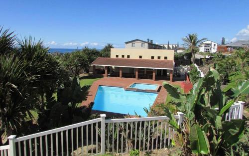 马盖特219 Laguna la Crete的享有带游泳池的房屋的空中景致