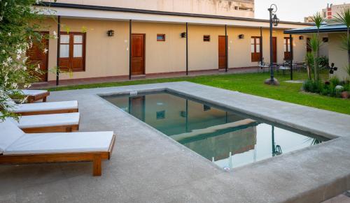 圣萨尔瓦多德朱El Arribo Hotel的一座房子的院子内的游泳池