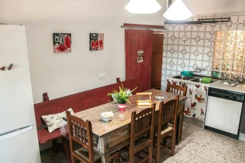 拉瓦纳尔德尔卡米诺Casona de Rabanal-Oca的厨房配有木桌和椅子