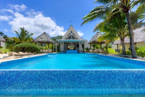拉罗汤加小玻利尼西亚度假酒店的别墅前的游泳池