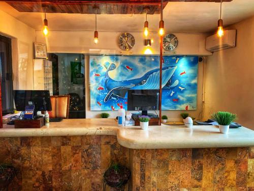 卡波圣卢卡斯圣达菲洛斯卡沃斯别墅群酒店的餐厅的酒吧,有鲸鱼画