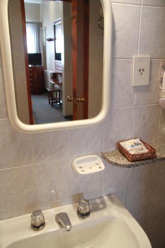 圣拉斐尔卡尔顿酒店的一间带水槽和镜子的浴室