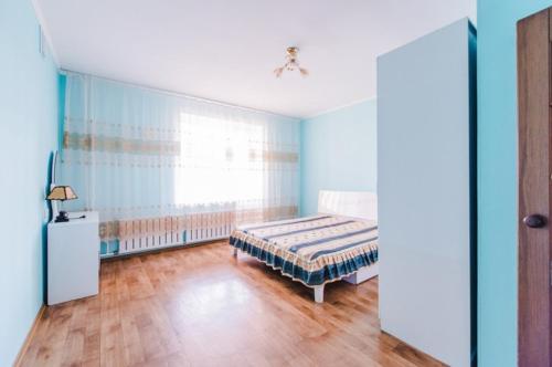 赤塔Dekabrist Apartment at anokhina 93的蓝色的卧室设有床和窗户