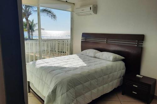 CoyucaDepartamento 105 , paraiso del pacifico的一间卧室配有一张床,享有海景