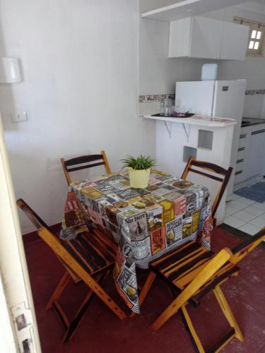 伊塔马拉卡Villa Manary的厨房配有桌椅和桌布