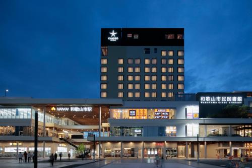 和歌山Candeo Hotels Nankai Wakayama的顶部有一颗星的建筑