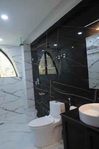 库尔卢City Choice Inn的一间带卫生间和水槽的浴室