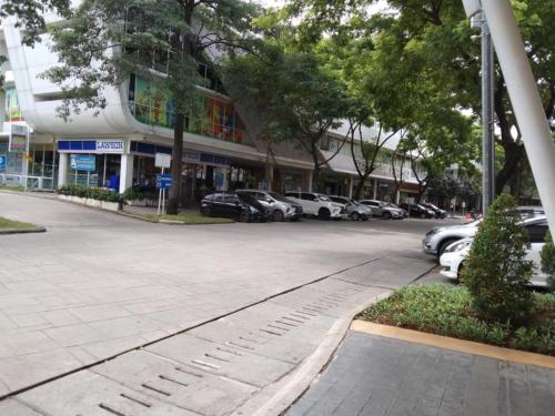 RawabambuBintang Property Aeropolis的停车场,停车场停在大楼前