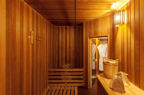 莫斯科莫斯科米兰酒店的一间铺有木地板的木墙桑拿浴室