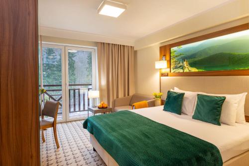 库多瓦-兹德鲁伊佛得角蒙大拿疗养Spa酒店的酒店客房设有床和窗户。