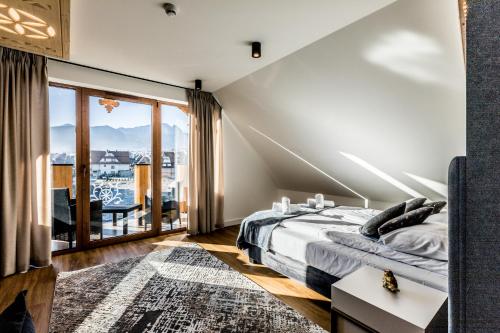扎科帕内Aparthotel Prestige的一间卧室设有一张床和一个大窗户