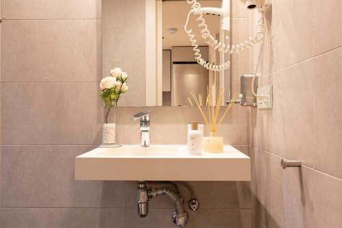 巴塞罗那Chic Apartments Barcelona的一间带水槽和镜子的浴室