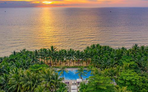 富国Salinda Resort Phu Quoc - Sparkling Wine Breakfast的享有棕榈树和游泳池度假村的空中景致
