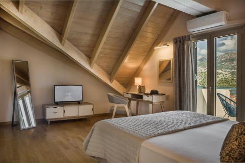 阿尔戈斯托利翁Grand View Maisonette的一间卧室配有一张床和一张书桌及电视