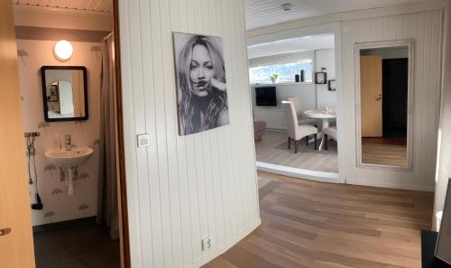 格雷伯斯塔德Hagavägen 1 Lägenhet的走廊上设有带水槽和镜子的浴室