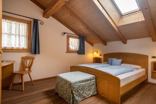 泰塞罗玛索圣利博拉农庄酒店的一间卧室设有一张床和木制天花板
