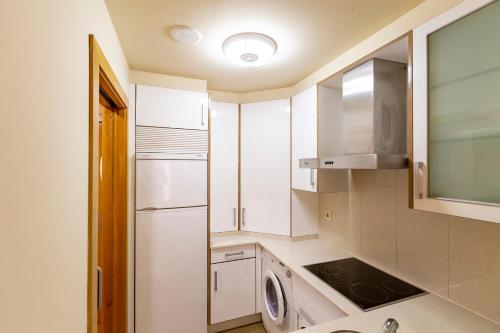 桑亨霍Residencial Pinamar的厨房配有冰箱、洗衣机和烘干机