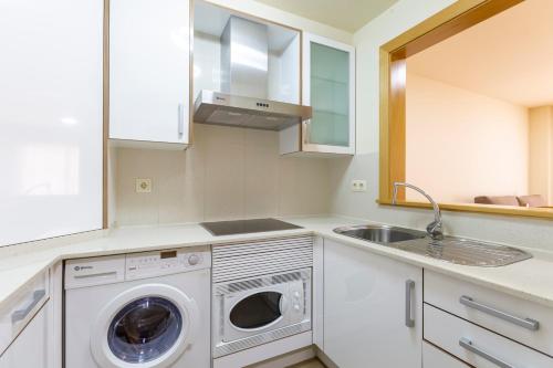 桑亨霍Residencial Pinamar的厨房配有洗衣机和水槽