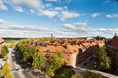 斯德哥尔摩Elite Palace Hotel & Spa的城市的顶部景观,建筑和街道