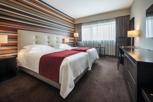 热带酒店客房内的一张或多张床位