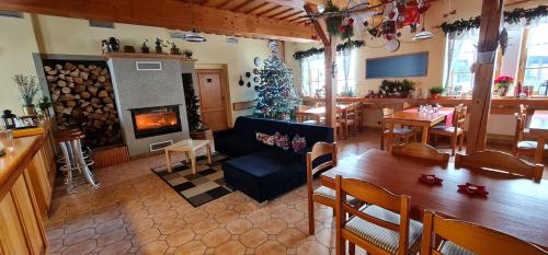 Nicovhotel ZLATÝ POTOK的客厅设有壁炉和圣诞树