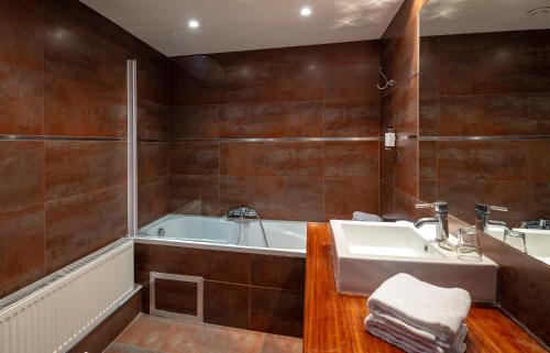 布鲁格勒酒店的一间浴室