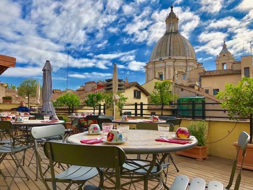 罗马纳沃那魅力住宿加早餐旅馆的一个带桌椅的庭院,享有城市美景
