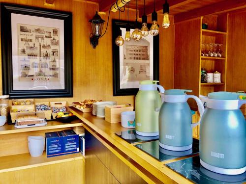罗马纳沃那魅力住宿加早餐旅馆的两个蓝色和绿色的花瓶坐在柜台的顶部