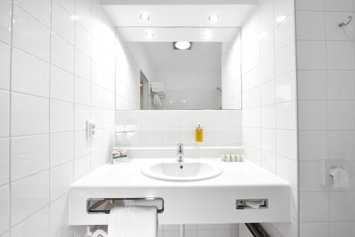 比得哥什城市酒店 的白色的浴室设有水槽和镜子