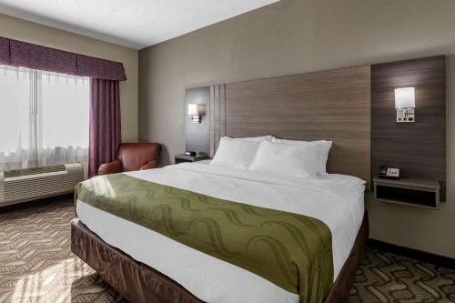 柯克斯维尔柯克斯维尔品质酒店的一间设有大床和窗户的酒店客房