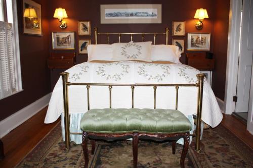 库珀斯敦白屋住宿加早餐旅馆的卧室内的一张带绿色长椅的床