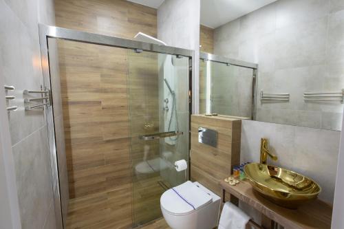 比亚韦斯托克Centrum Apartamenty Jurowiecka 60 parking的一间带水槽、卫生间和淋浴的浴室