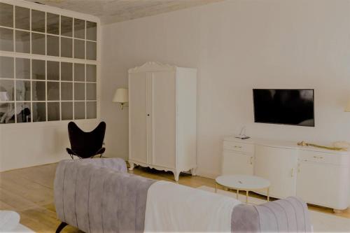 特尔纳瓦Apartments 1620yr Trnava的白色的客厅配有沙发和椅子