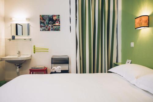 林古泽塔切兹玛丽酒店的卧室配有白色的床和水槽