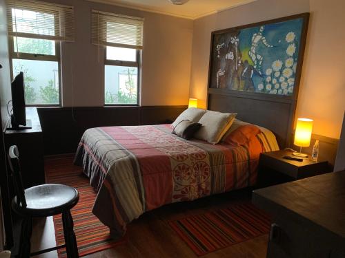 阿尔加罗沃180格拉多精品旅馆的一间卧室设有一张床和两个窗户。