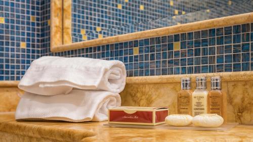 索伦托特拉蒙塔诺帝国酒店的浴室提供毛巾和肥皂