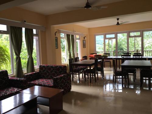 Martam Village Homestay的休息区