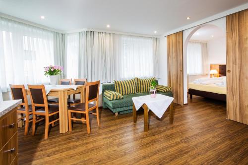 滨湖采尔努波斯特酒店 - 公寓的一间带餐桌的客厅和一间卧室