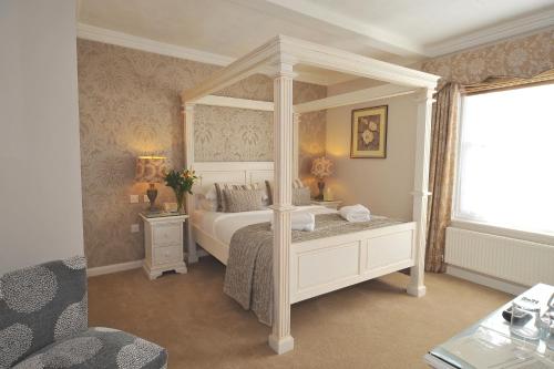 莫尔登博重小酒馆酒店的一间卧室设有天蓬床和窗户。