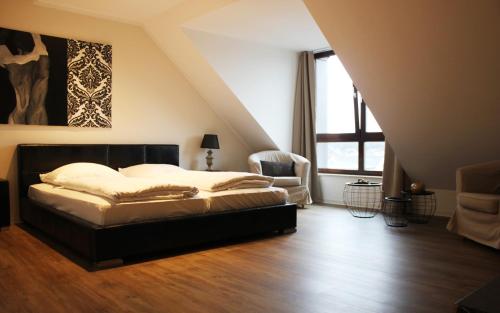 赫费尔霍夫维多利亚酒店的卧室配有床、椅子和窗户。