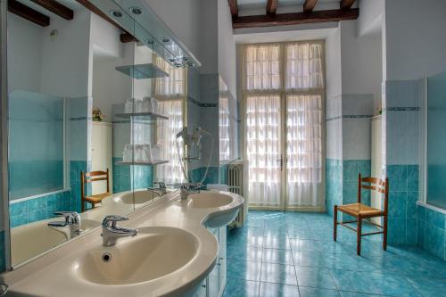萨尔拉拉卡内达Noreli B&B的一间带两个盥洗盆和大镜子的浴室