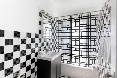 迈阿密海滩Notebook Miami Beach的一间带水槽的浴室和黑白墙面