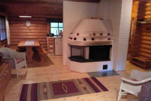 萨翁林纳Holiday Cabin Kerimaa 121的一间位于客房中间的带烤箱的厨房