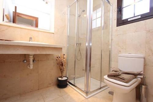 普拉亚布兰卡Villa Emma Playa Blanca的带淋浴、卫生间和盥洗盆的浴室