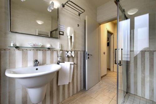 罗马澳大利亚多莫斯酒店的一间带水槽和玻璃淋浴的浴室