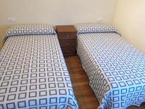 瓦伦西亚瓦伦西亚公寓的卧室内两张并排的床